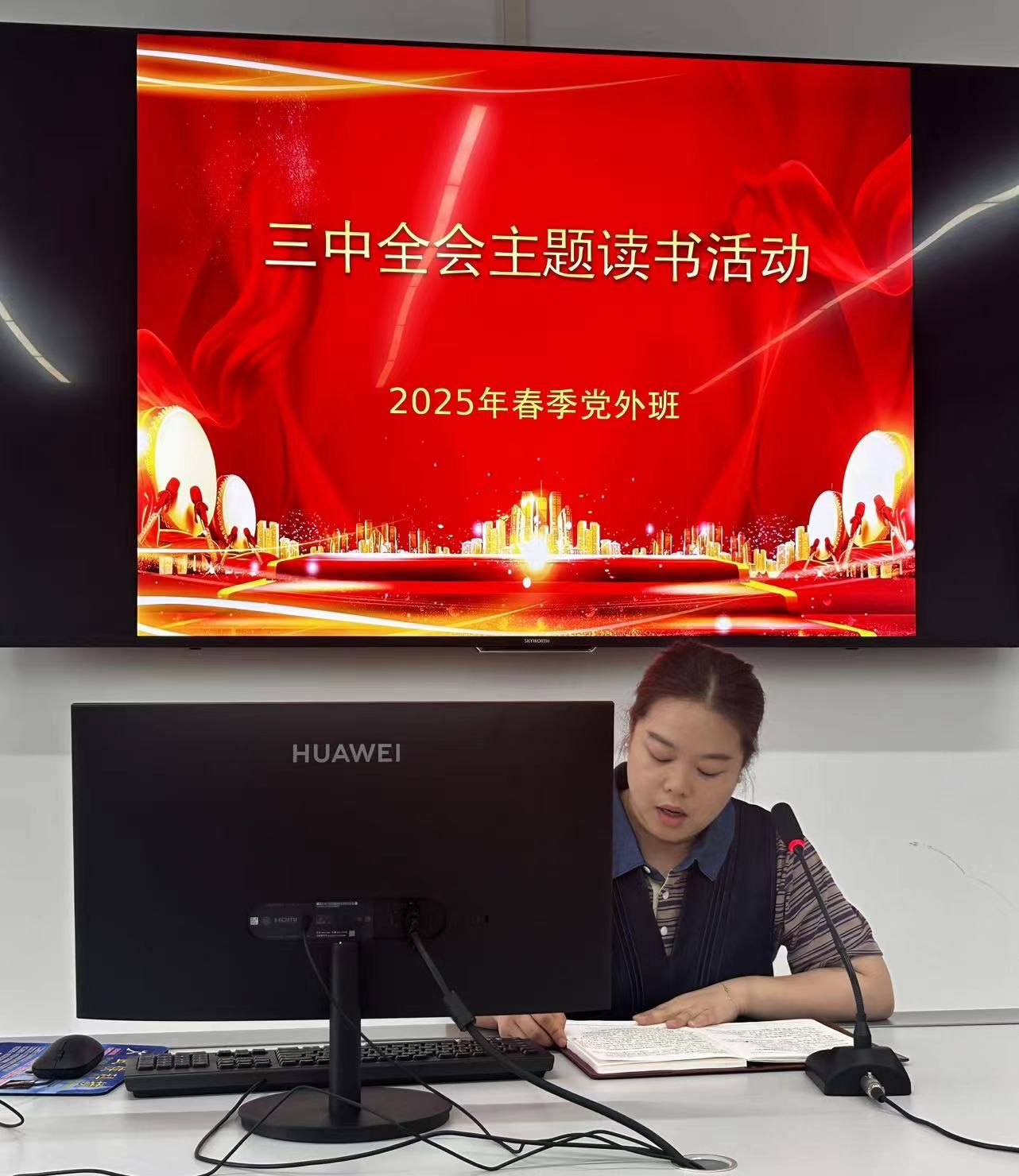 邓灿参加读书分享活动
