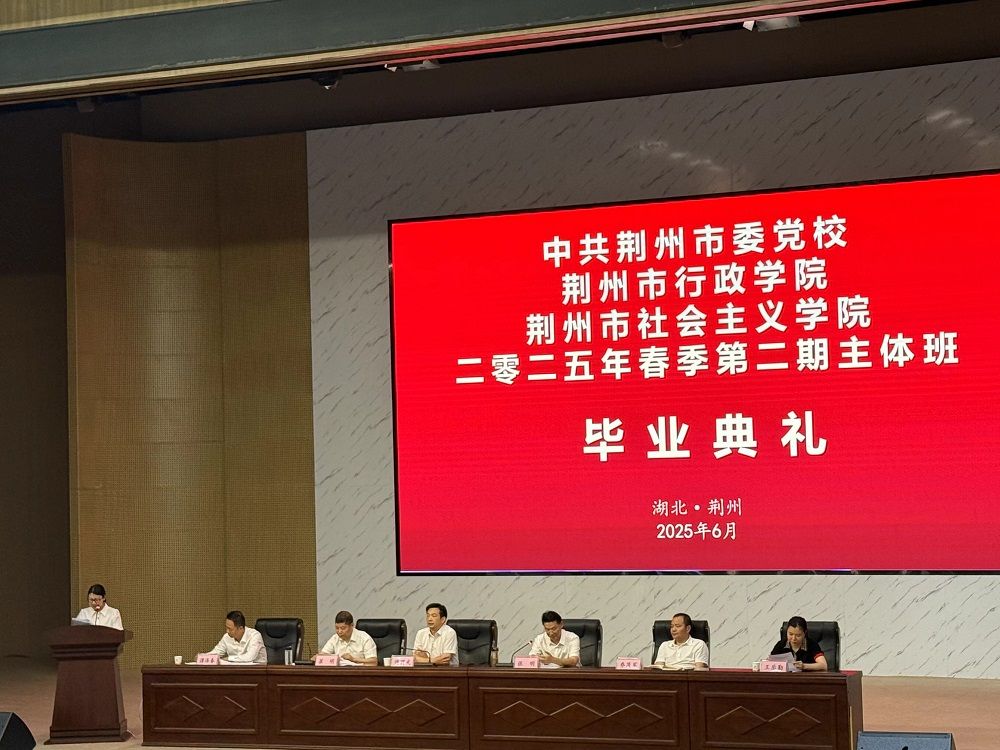 蹇雨露作为学员代表上台发言1